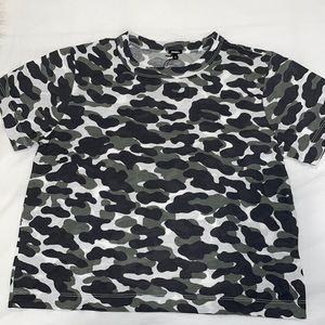 New with tags! Monrow women’s camo t shirt- size small